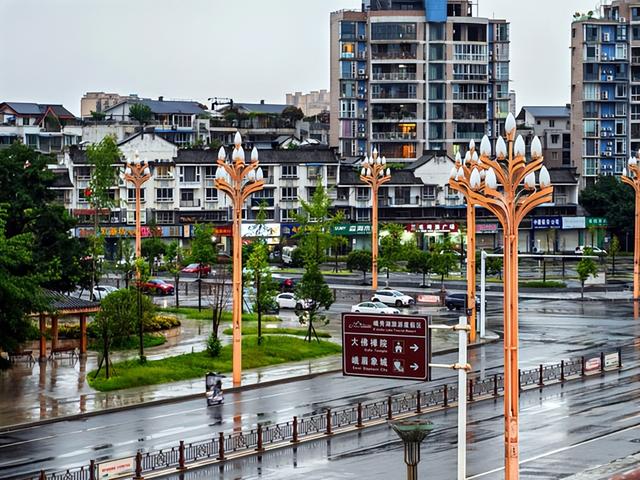 四川旅游：三到两佛山曲折纪行（图）