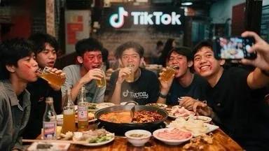 免签首夜：马来榴莲摊收款音响喊哑，青岛大妈组团飞槟城跳广场舞