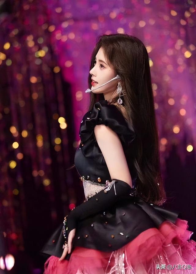 陪玩陪睡根本不够！认干爹、舔手指	，背地里的阴暗让人想象不到