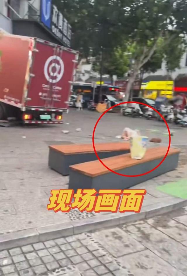货车冲进奶茶店后续！两位女性被压死 仅30多岁，颜值很高长相漂亮