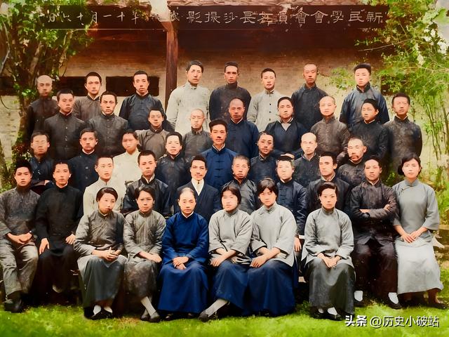 民国老照片：戴笠与儿子、弟弟合影；航拍下的北京；青年毛泽东