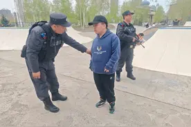 带三个孩子参加活动与小儿子走散，民警帮助找到家人图片