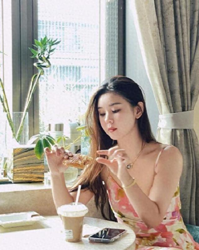 四十岁的李小萌身材火辣，印花裙遮不住曲线，难怪直男为之倾倒