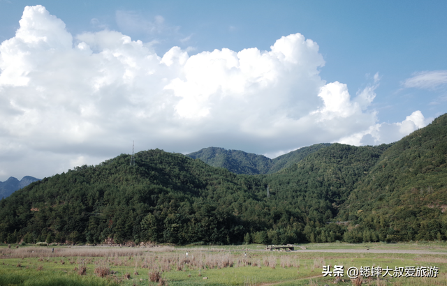 被誉“浙江小伊犁”的人工湖亮了，超级治愈，免费且能拍电影大片