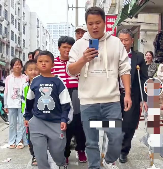 小马云十年后长大，跟着表哥拍视频为生，想娶媳妇