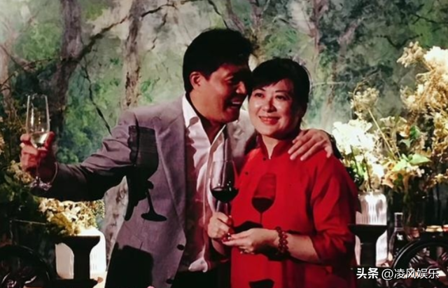 他娶生病变胖女演员，恩爱27年无绯闻，如今59岁儿女双全很幸福