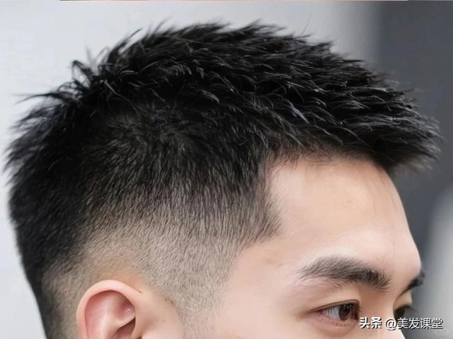 男生选对发型太重要了，剪个短发清爽又精神，出门不费时间打理