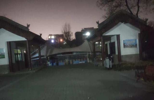 《2025年12月5日傍晚游西安红色回坊之地“莲湖公园”即景留影》