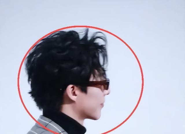 海南红毯好俗，毛晓彤挤出副乳，张萌深V不怕走光，宋茜胸骨凸出