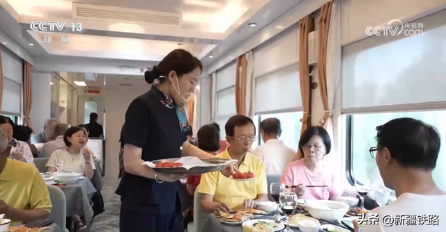 坐着高铁看中国・见证新疆发展变迁 | 金秋新疆进入旅游旺季 铁路部门加开旅游专列服务文旅发展