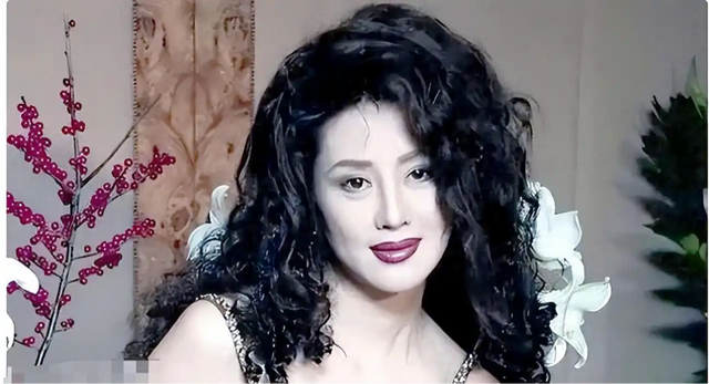 她是中国第一美妇，坐牢、离婚、拍三级片，还因太美被克林顿接见