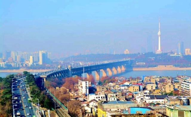 美国游客来到湖北武汉,两点称不习惯,直呼直言很难适应