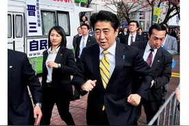 日本第一女保镖石田萌美，距离安倍晋三只有一步之遥，为何没救他图片