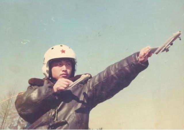 南海撞机王伟成功跳伞，为何10万人找不到他？20年后真相大白