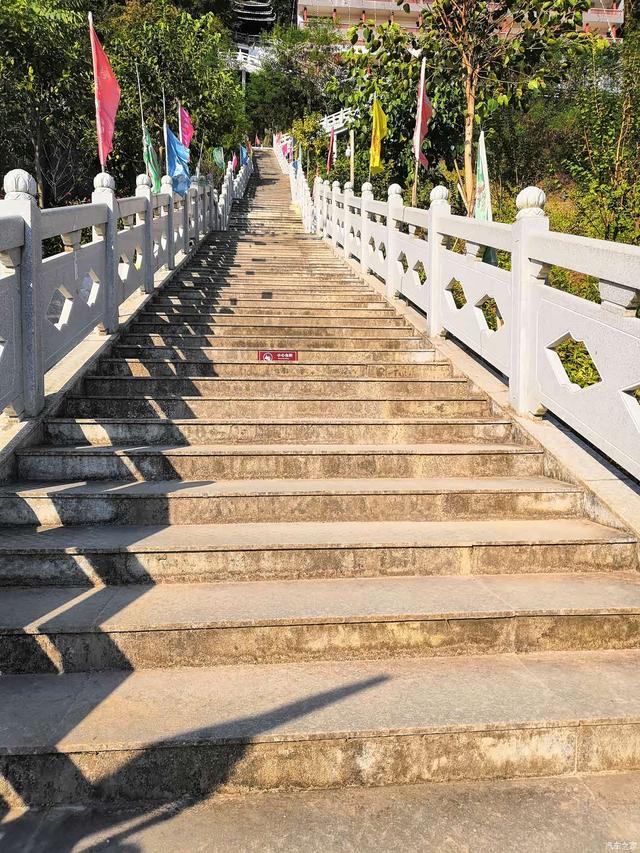 一半岩洞一半屋，广西灵阳寺