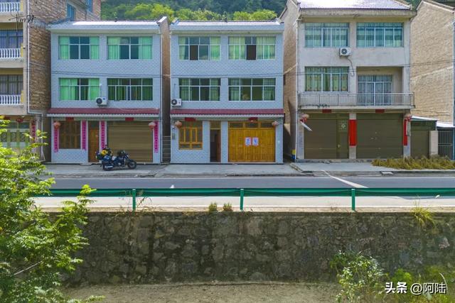 三门滩离镇远古城不远，㵲阳河畔常见当地人垂钓、游泳和露营