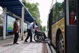 怀化39路公交车“两步变一步” 让老人出行更便捷图片