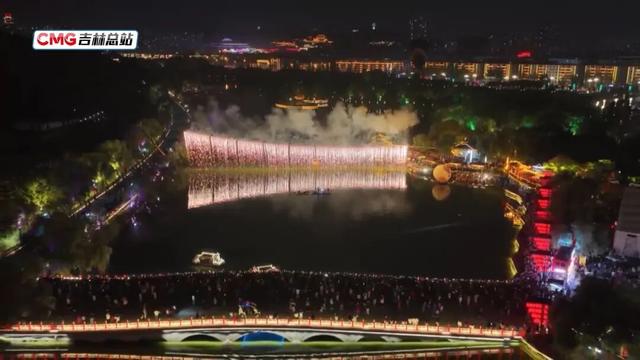 央视新闻丨北山公园“双月争辉” 铁花星河营造节日氛围