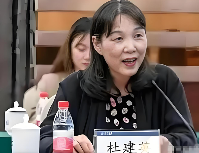 43岁宗馥莉：没有宗庆后节俭，买豪车、购百万珠宝，对员工很温柔
