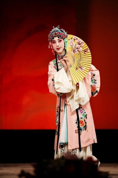 离婚18年才发现，身价上亿住四合院的李成儒，真的配不上史依弘