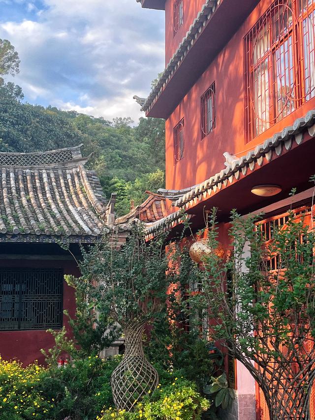 云南800年黄龙寺，方丈卖佛珠1.8亿修缮佛寺，20度的避暑胜地