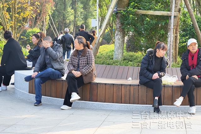 冬日暖阳“点燃”凤凰山山间烟火气