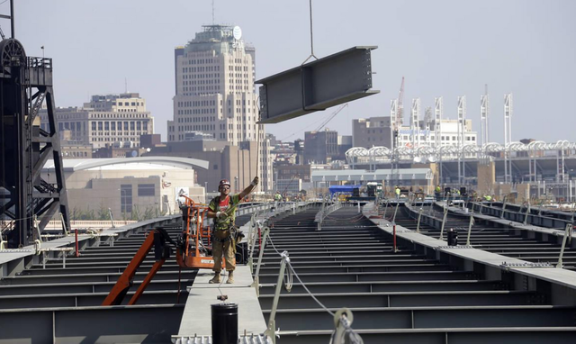 中美游客的时空错位：一个带着怀旧滤镜来，一个带着未来眼镜走