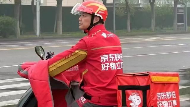 刘强东天要塌了，京东外卖血亏百亿，行业震惊