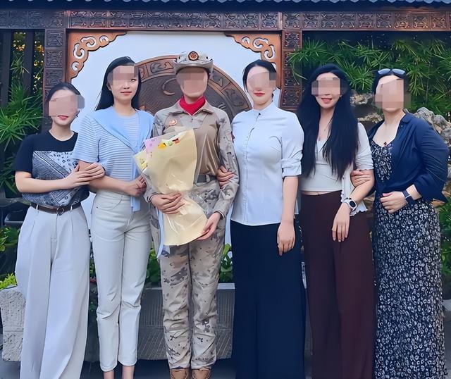 93受阅女兵参加婚礼惹争议！网友：穿这套衣服去是几个意思？