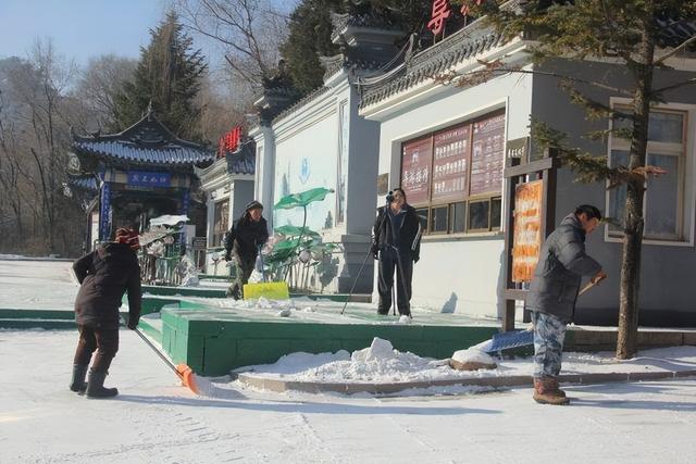 千山风景区人机协同清雪