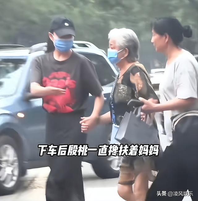 她是演员中的女富豪，豪车多的开不过来，如今45岁却活得像20岁