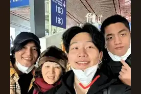 陈坤儿子已成年，容貌开始显现出生母基因。像谁认得出来吗？图片