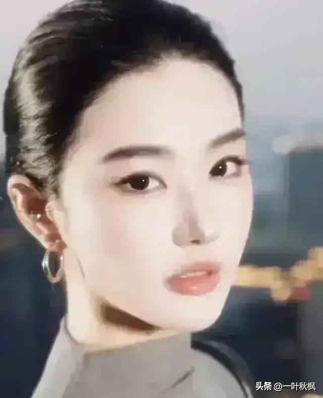 她是我见过最有气质的女子，干净得像一汪清泉，五官立体堪称绝色