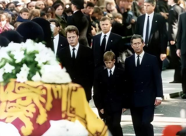 1997年，戴安娜车祸前夕，身穿泳衣和埃及情人在地中海热情拥吻