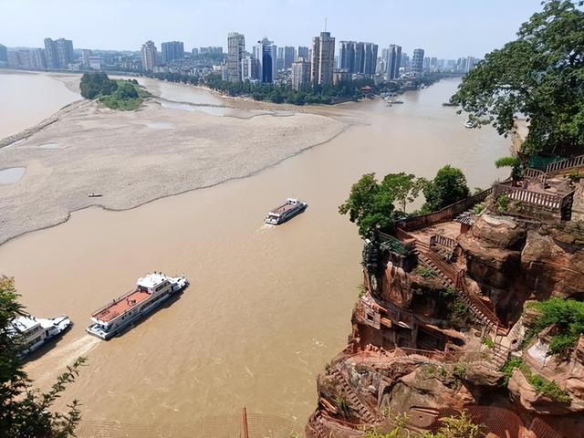 圆梦乐山：探秘乐山大佛的微笑与传奇