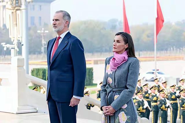 费利佩六世携王后抵达北京，莱蒂齐亚穿中式花朵外套，美丽有气质