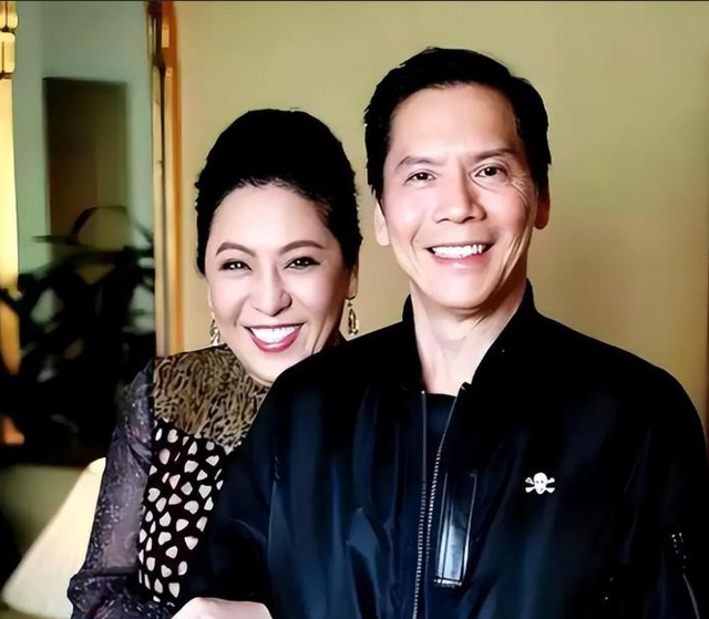 向府治丧现场大批警员戒备！向太向佐露面	，遗嘱分配曝光出乎意料