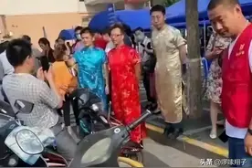 被骂上热搜的“高考生爸爸穿旗袍”事件，炸出多少低层次的人图片