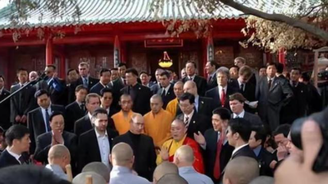 释永信生活有多奢华？身穿16万袈裟包养情妇，寺内义工曝更多内幕