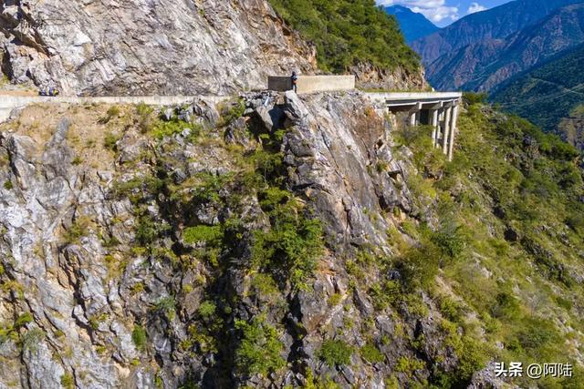 独立悬崖之巅，俯瞰壮美金沙江，尽情领略其“如玉”的一面