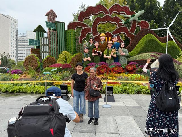 纪念抗战胜利80周年，10组立体花坛扮靓北京长安街，记者带你沉浸式打卡！