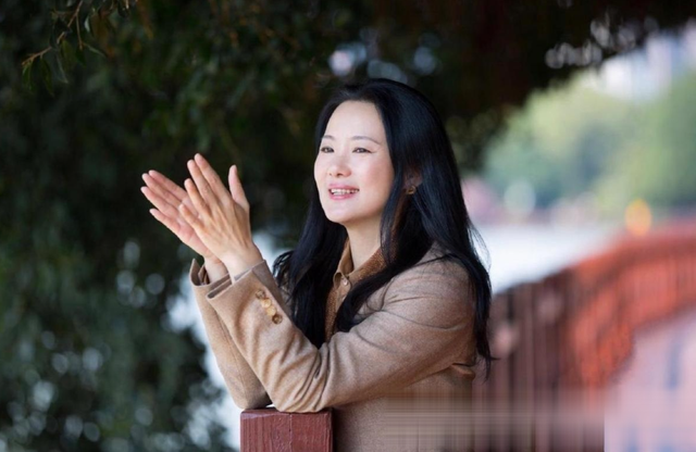 她陪伴陈道明8年，2亿身价不求名分，转身嫁王菲初恋成人生赢家