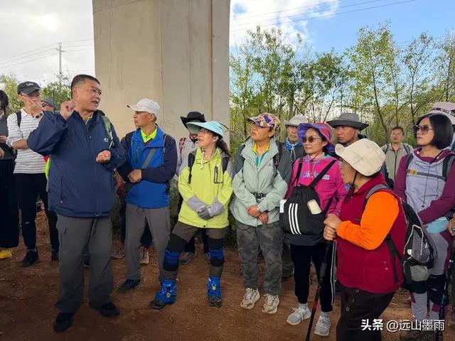 随走呈贡大学城，逛梁王湖、转小土林，感受多彩的秋冬世界，休闲