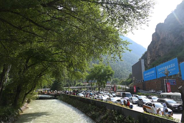 烈日下的坚守：九寨沟4.1万游客高峰背后的暖心风景