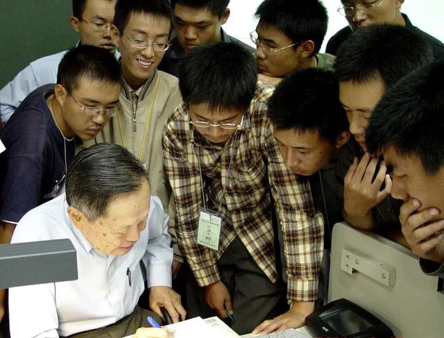杨振宁葬礼结束，盖国旗完成夙愿不到24小时，恶心一幕就出现了！