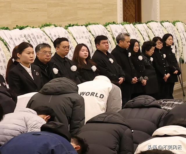 翁帆现身葬礼！穿黑色衣服站在首位，眼睛哭肿了，送丈夫最后一程