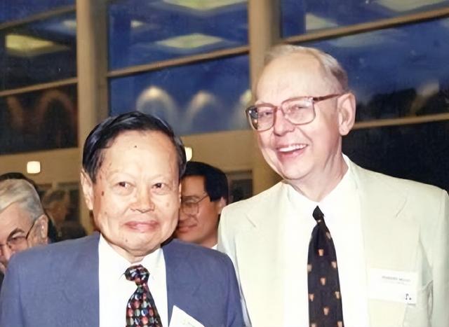没想到，杨振宁去世后，49岁妻子翁帆，竟因一个动作实现口碑暴涨