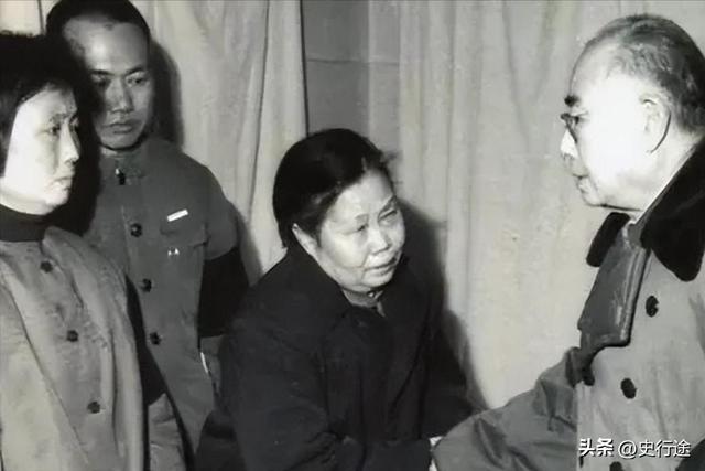 1995年，在北京蜗居13年的吴德病逝，留下三行遗嘱令人落泪