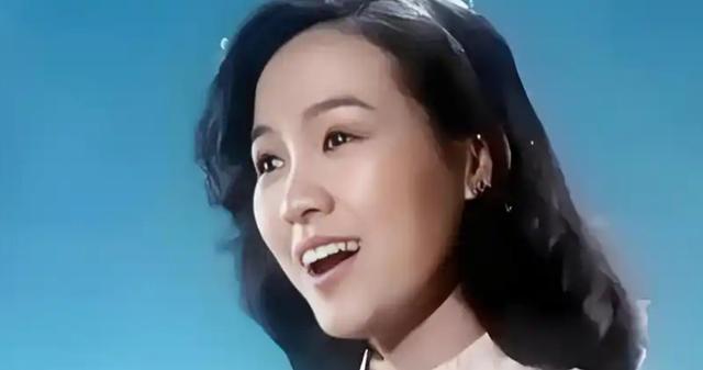 事业巅峰远赴美国，被老外“玩腻”后晚年回国，如今变成了这样！