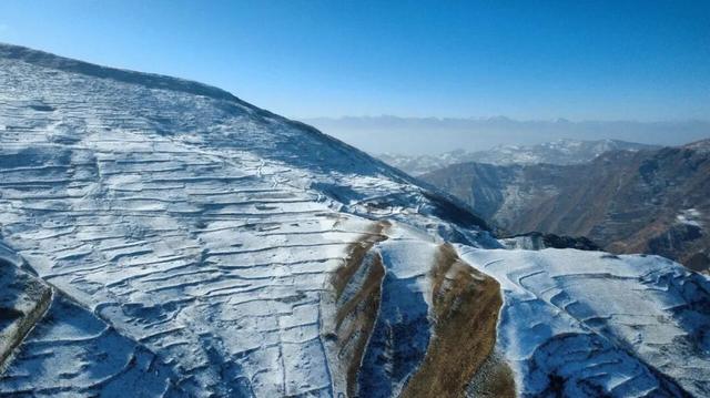车拉草原：风与山的蓝白私语